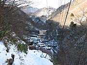 北温泉の敷地入り口の坂。お年寄りには大変