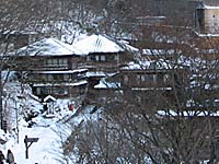 北温泉の外観。雪が降ると雰囲気がぐっと落ち着く。