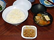 大沢温泉で分けてもらったご飯とみそ汁