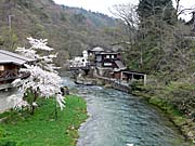 大沢温泉を橋から見たところ
