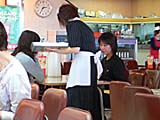 ウェイトレスさんの衣装後ろ姿