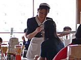 メイド風衣装のウェイトレスさん