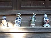 雲州平田の神社の境内にあった陶器の人形