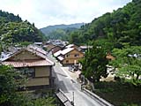 石見銀山の近くの集落を見下ろす。