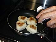 焼きおにぎりを作る