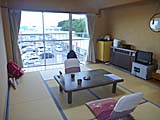 温泉民宿川栄の部屋　裏にスーパーがある。