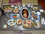 伊豆稲取で水揚げされた魚料理が満載の夕食