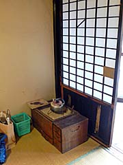部屋の隅にある火鉢
