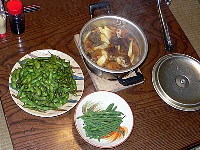 枝豆、キノコ汁など自炊で作った料理