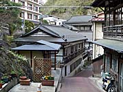 坂の上から最上屋旅館を撮る
