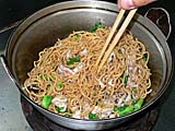 野菜と肉と焼きそばを炒める