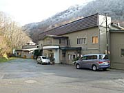 見市温泉旅館。大雪に備えた構えの建物。