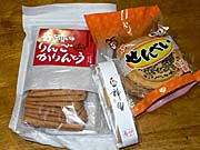 売店で買った土産物をおやつにする。