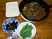 十和田バラ焼きとゆでインゲン。ごはん。