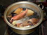 鮭と油揚げと野菜を煮込む。せんべい投入前