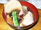 せんべい汁をよそったところ