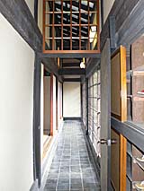 離れの部屋の廊下。春や秋は景色もよい