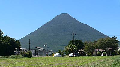 西大山駅と開聞岳