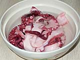 蛸の淡酢〆を皿に盛る