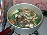 寄せ鍋醤油の素でマイタケとネギを煮込む