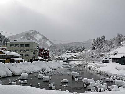 肘折温泉　雪景色　河原