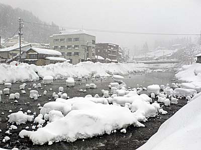 肘折温泉　雪景色　河原２