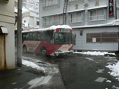 肘折温泉　温泉街を走り抜けるバス