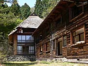 微温湯温泉二階堂明治初期の茅葺き屋根の建物