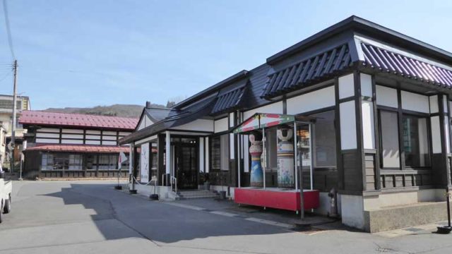 黒石 鶴の名湯温湯温泉共同浴場 外観と湯治宿