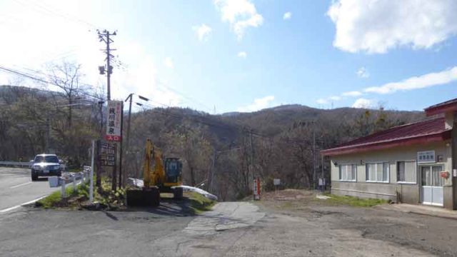 国道３４１号から銭川温泉へ下る入口