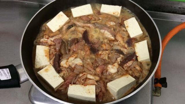 秋田鹿角の焼肉ホルモン幸楽のホルモン鍋のホルモンを煮込む