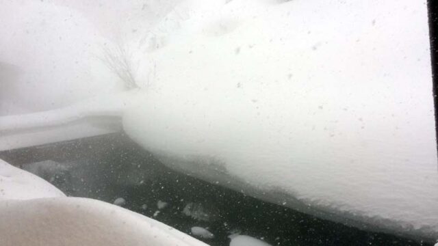 後生掛温泉の窓の外の雪