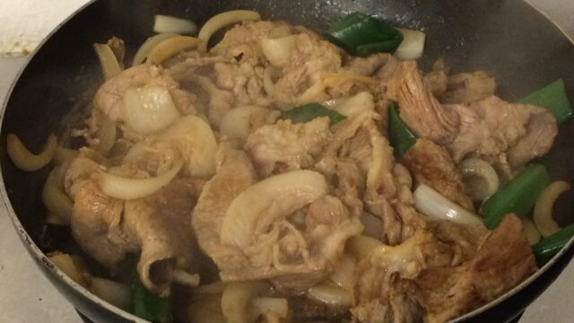白金豚のしょうが焼きを作っているところ