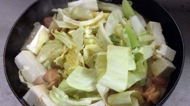 いわちくの生ホルモンを煮込む