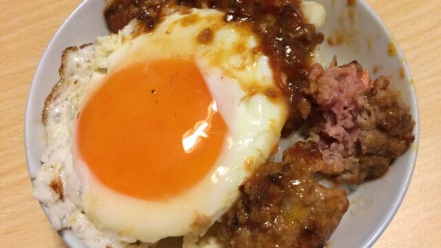 短角牛と白金豚のハンバーグロコモコ風