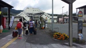 田沢湖駅前のバス停