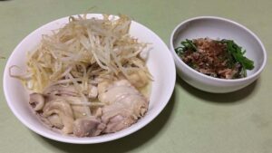 蒸し鶏ともやしとみずのおひたし