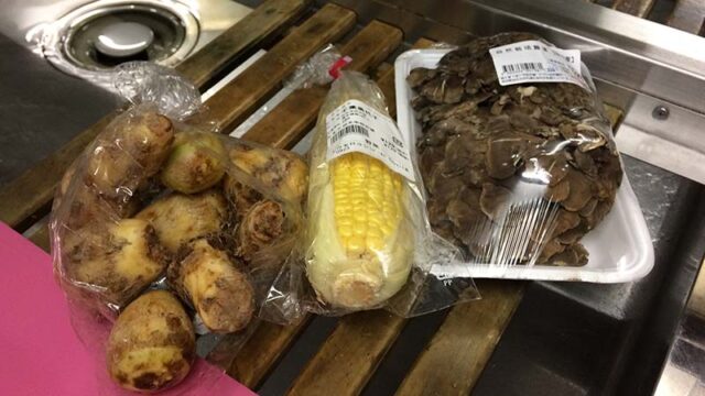 秋田で買った秋田産の野菜とキノコ