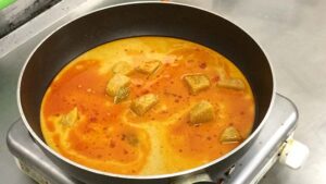 業務スーパーのタイカレーの缶詰を温める
