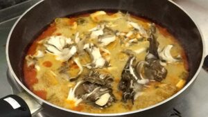 タイカレーにマイタケを投入