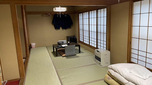明治温泉で宿泊した部屋。広かった。