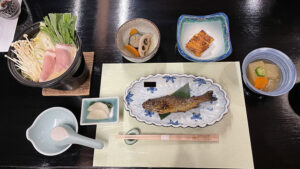 明治温泉の晩ご飯　ニジマスの甘露煮