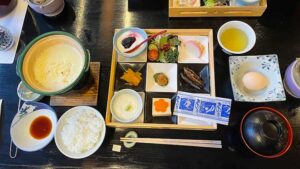 明治温泉の朝ご飯。手作り豆腐も。