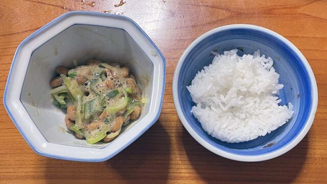 三朝の神のつぶ納豆とテーブルマークのご飯