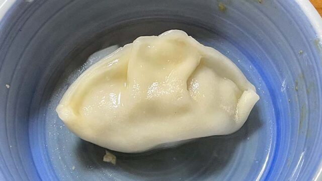 餃子の365日台湾水餃子を一つ