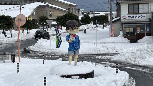 由良駅前のコナン像
