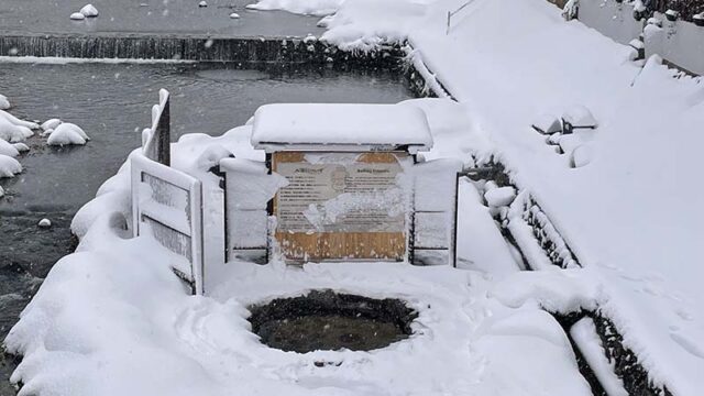 雪に埋もれた三朝の露天風呂