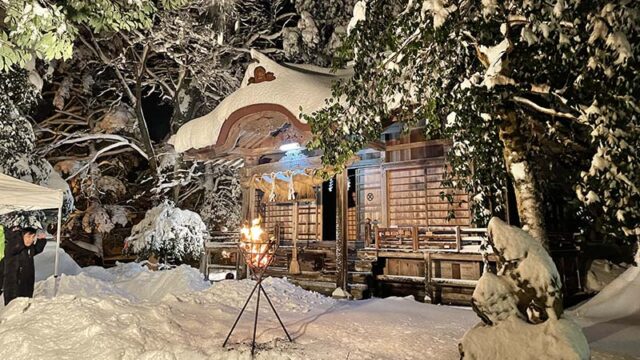 元旦の三朝神社たいまつの明かりが風流