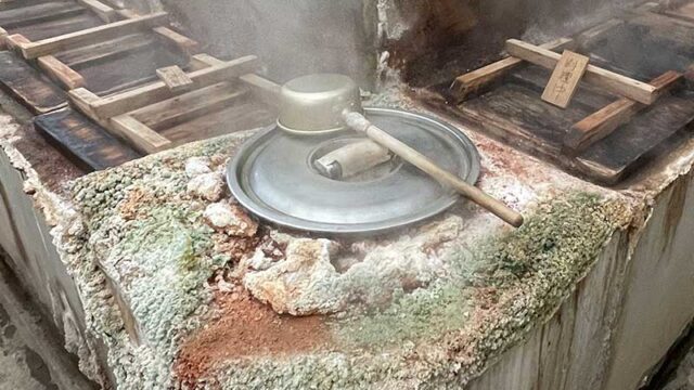 地獄蒸しの熱気でお湯を沸かす。お湯の釜。