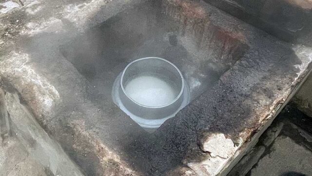 米を炊くところ